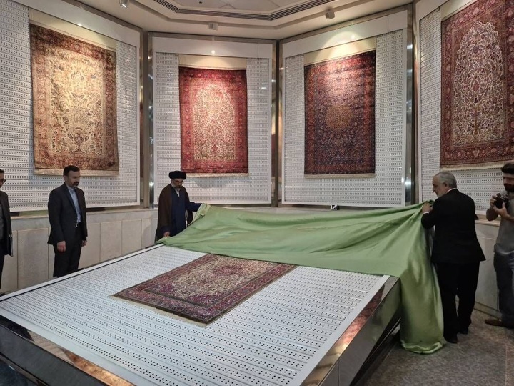 تخته فرش نفیس ابریشم دوره قاجار در موزه آستان‌قدس رونمایی شد